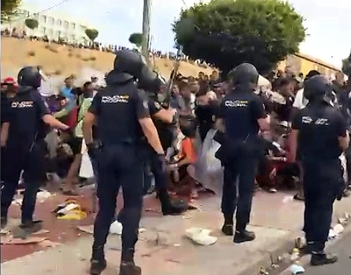 Sánchez insiste en el extravagante relato sobre la invasión de Ceuta Lo ha vuelto a hacer. Pedro Sánchez se presentó ayer ante la opinión pública, después de un mes desaparecido (incluidas tres semanas de vacaciones), en una entrevista radiofónica en la que insistió en el extravagante relato lanzado en días pasados sobre la invasión de entre 80.000 y 100.000 personas de la ciudad autónoma de Ceuta. Leer