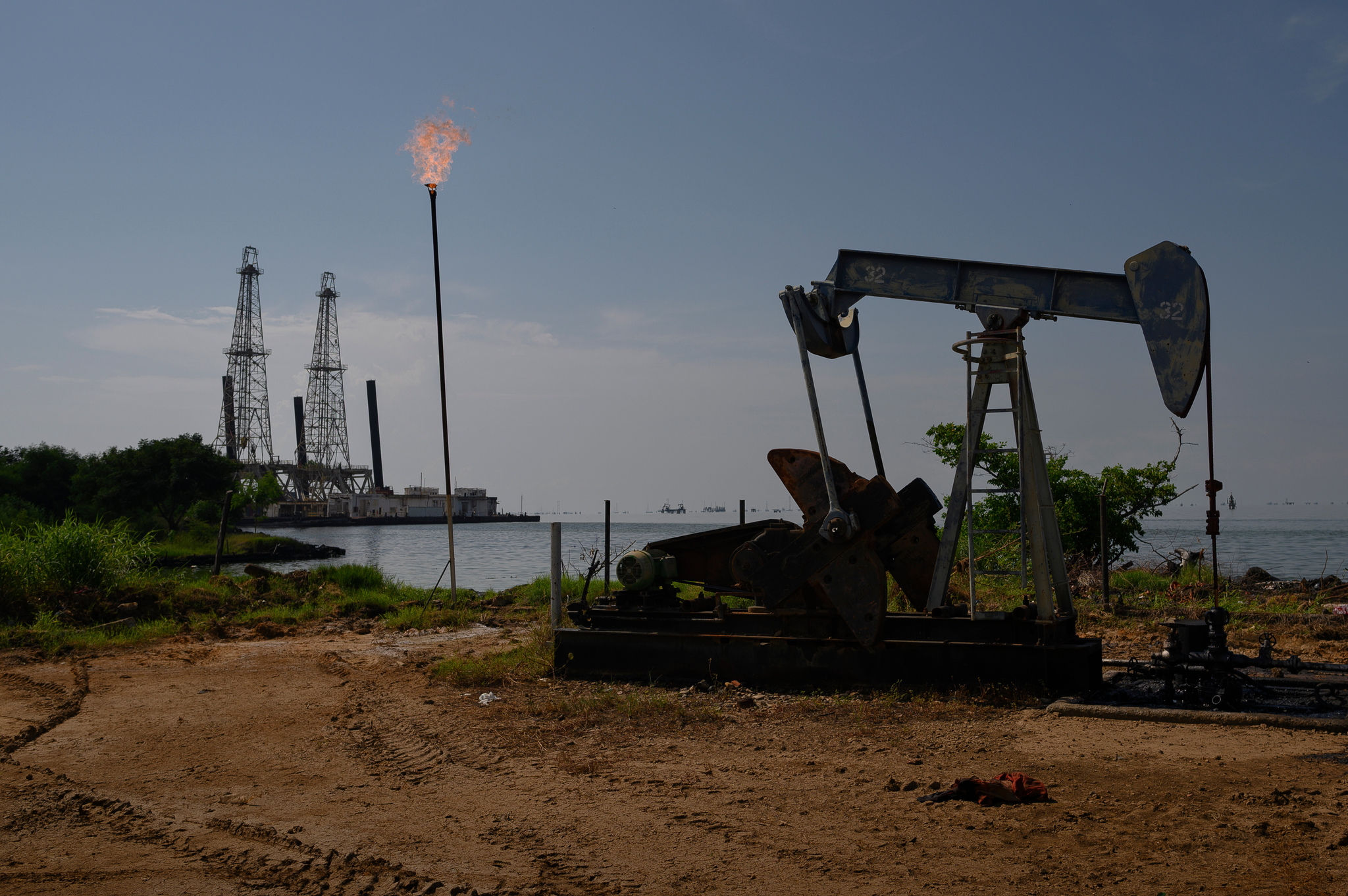 ¿Puede el acuerdo de 65.000 millones de barriles de Trump reactivar la industria petrolera de Venezuela? Los analistas advierten que el acuerdo podría no lograr atraer la inversión de grupos estadounidenses, pero sí desestabilizar a la presidenta interina del país. Leer