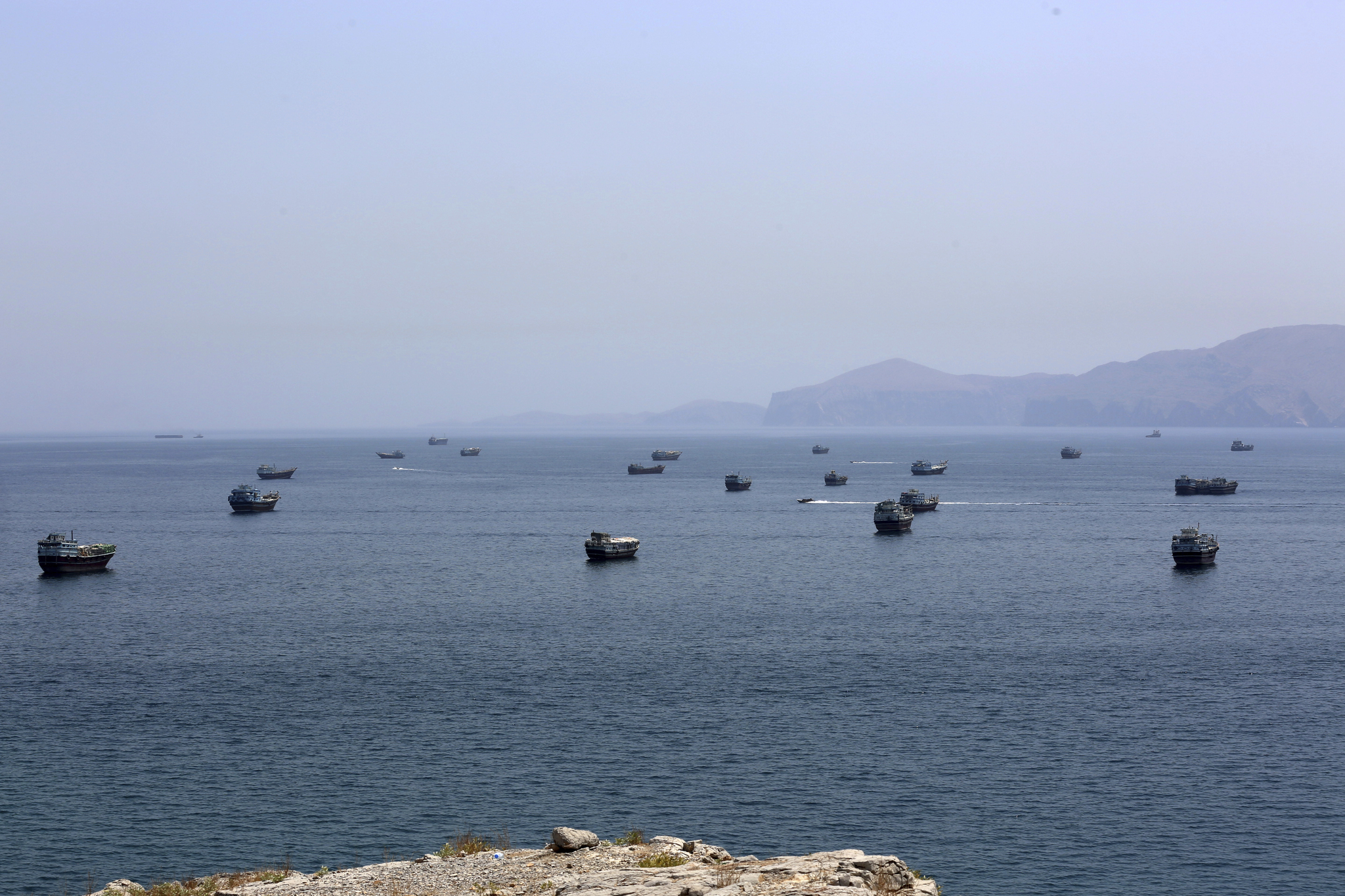 Irán dispara contra sus vecinos del Golfo pese a las amenazas de Trump de intensificar los ataques de EEUU