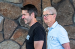 Los millonarios sueldos que cobrarán John Ternus y Tim Cook en Apple