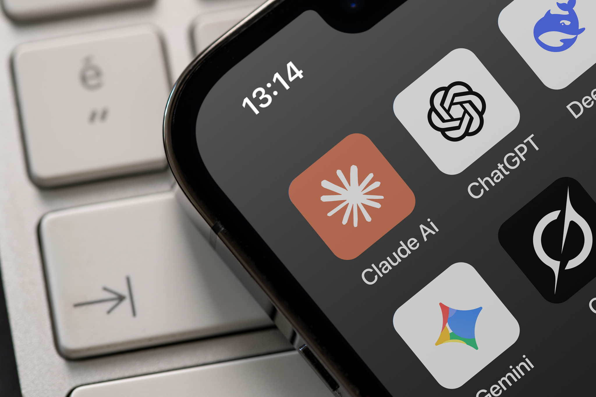 ChatGPT, Claude, Gemini y Grok sufren una caída que afecta a miles de usuarios ChatGPT, Claude y Grok han sufrido una caída de su servicios que ha afectado a miles de usuarios. Leer