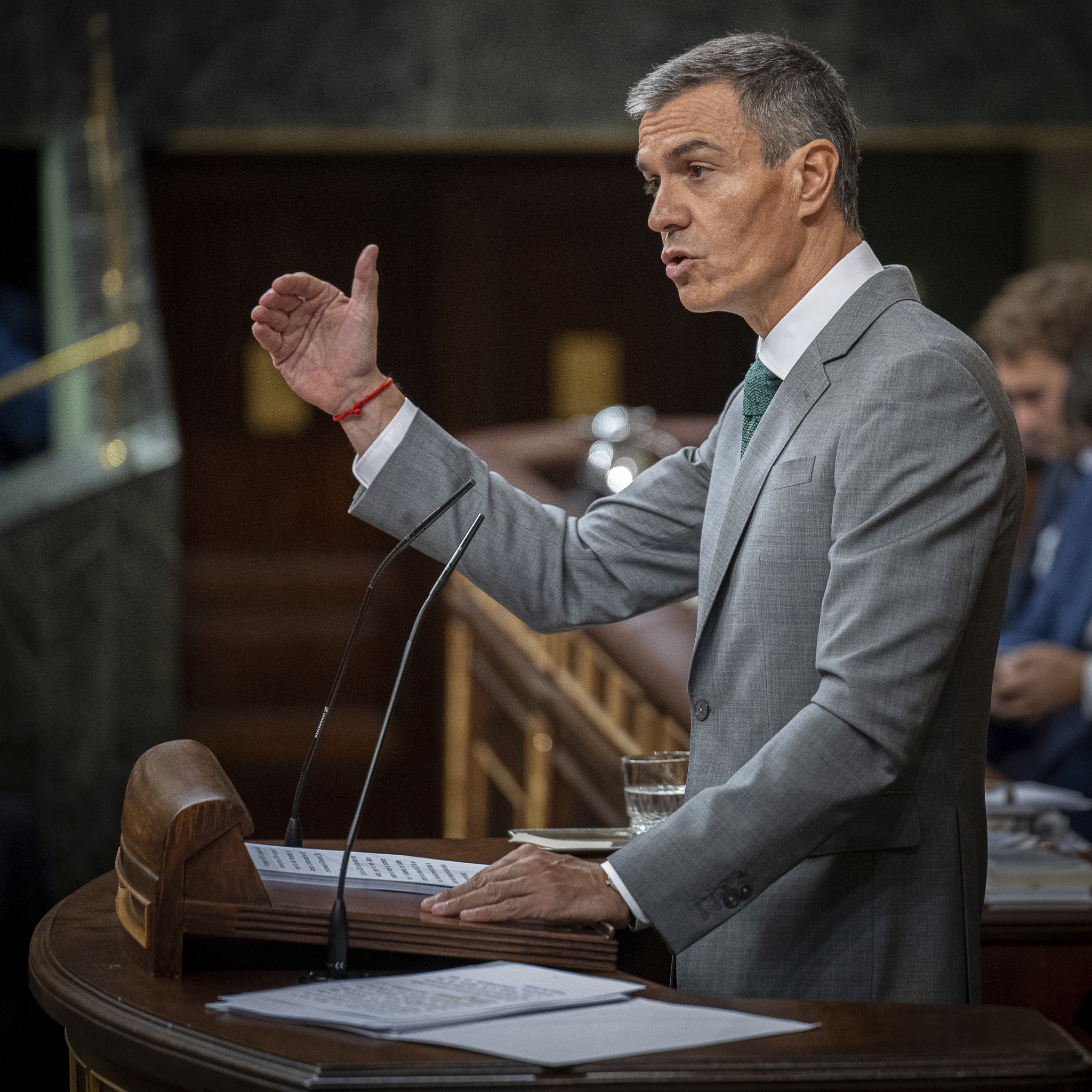 Sánchez se enroca en exculpar a Marruecos frente a la crítica unánime del Congreso La oposición y los propios socios parlamentarios del presidente desarbolan el relato oficial del Gobierno, apuntan a Marruecos en la invasión de Ceuta de finales de julio y critican con dureza su gestión de la crisis. Leer