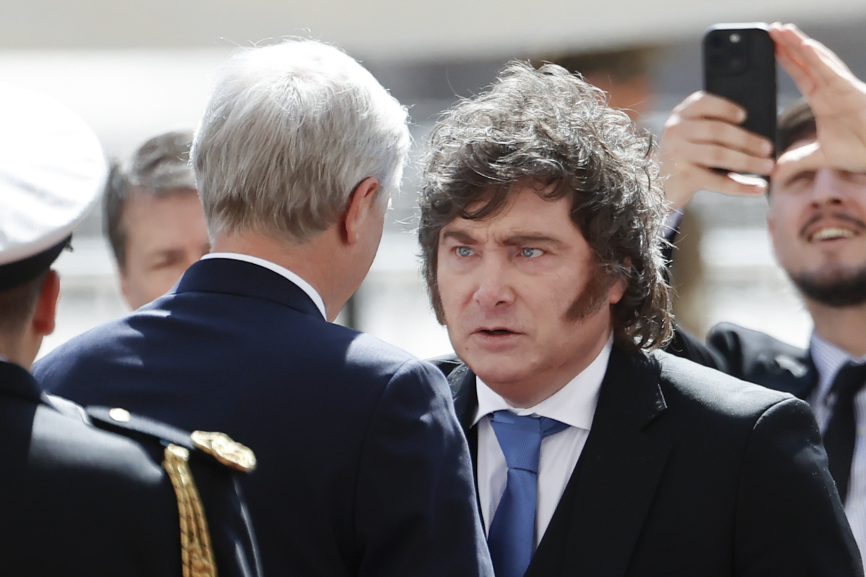 Milei dice que Pedro Sánchez está "más sucio que una papa" y rodeado de "gentuza"