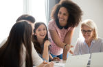 Las mujeres hacen amigos de forma diferente a los hombres en el trabajo