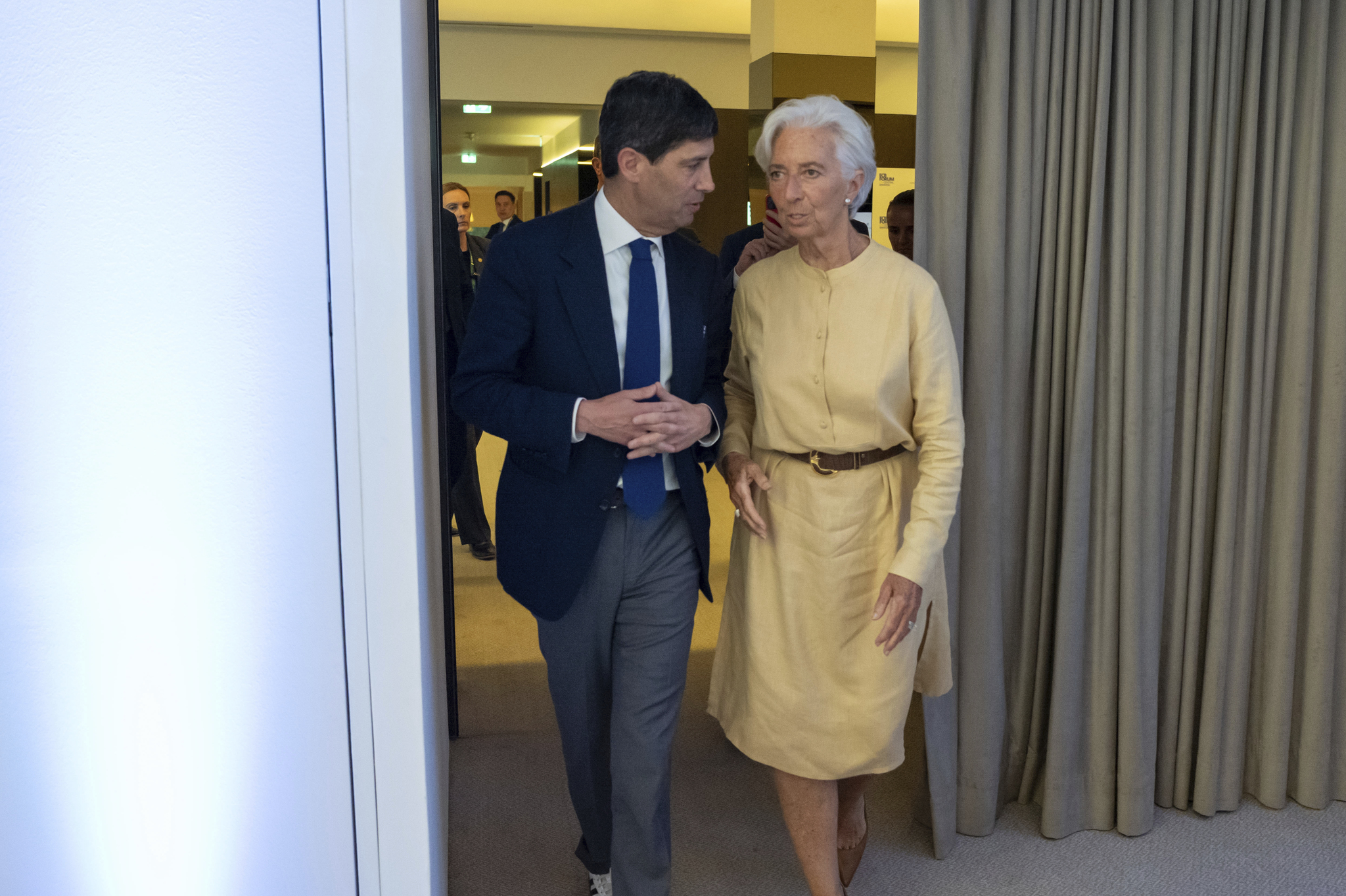 Los bancos centrales se preparan para subir los tipos ante una inflación por encima de lo previsto