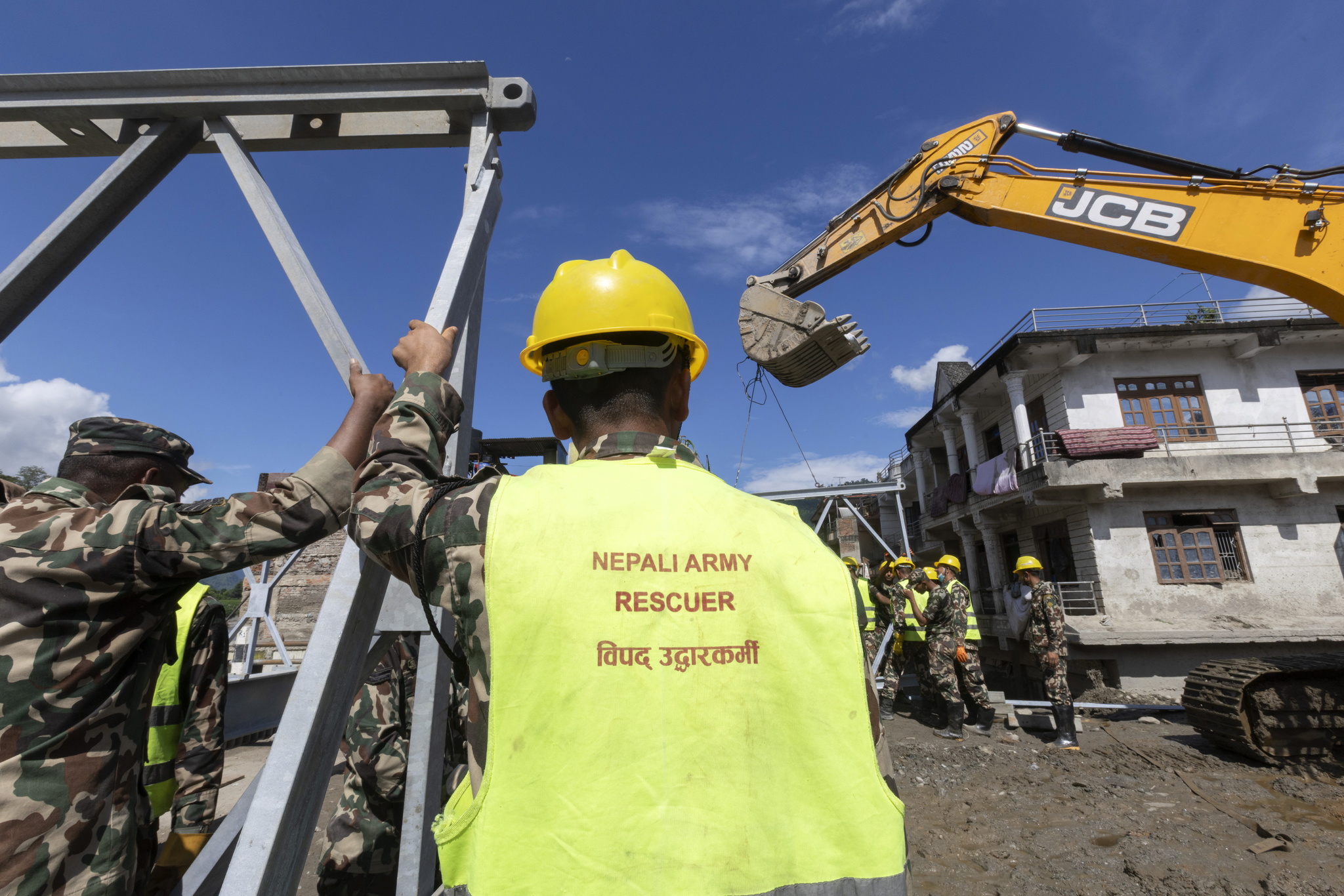 Nepal mantiene las búsquedas 11 días después de la riada tras nuevos rescates con vida