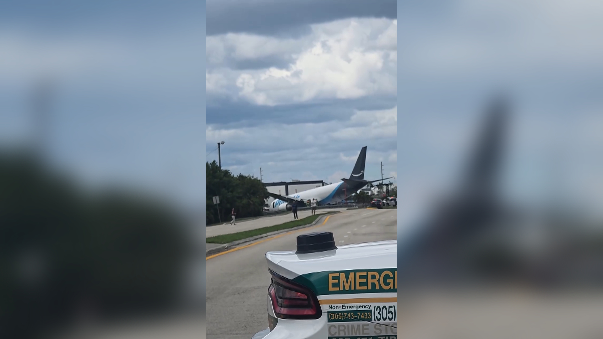 Al menos cinco muertos tras estrellarse un avión de Amazon cerca del aeropuerto de Miami Al menos cinco personas murieron tras estrellarse un avión de carga de Amazon al salirse de la pista después de aterrizar en el Aeropuerto Internacional de Miami, según confirmaron las autoridades. Leer