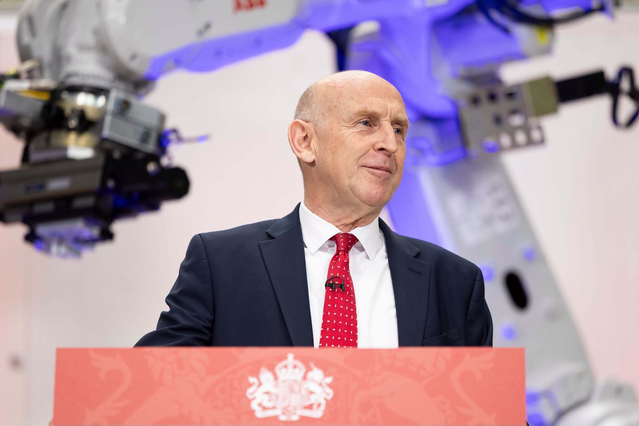 El Gobierno británico ve prioritario controlar el gasto público El titular de Hacienda, John Healy, asegura que no es "nada progresista" destinar casi el 10 del presupuesto a pagar intereses y no descarta una subida de impuestos en los presupuestos de octubre. Leer