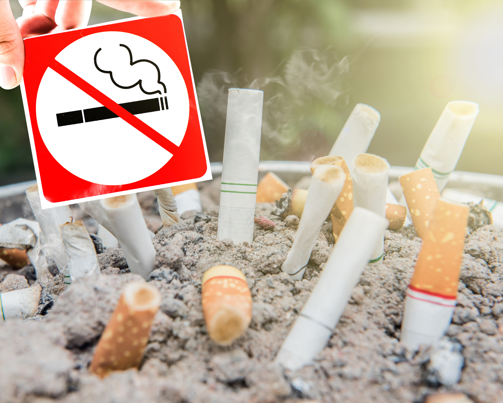 ¿Fumar protege contra el Párkinson? Un estudio apunta al monóxido de carbono exhalado como factor protector, no al tabaco