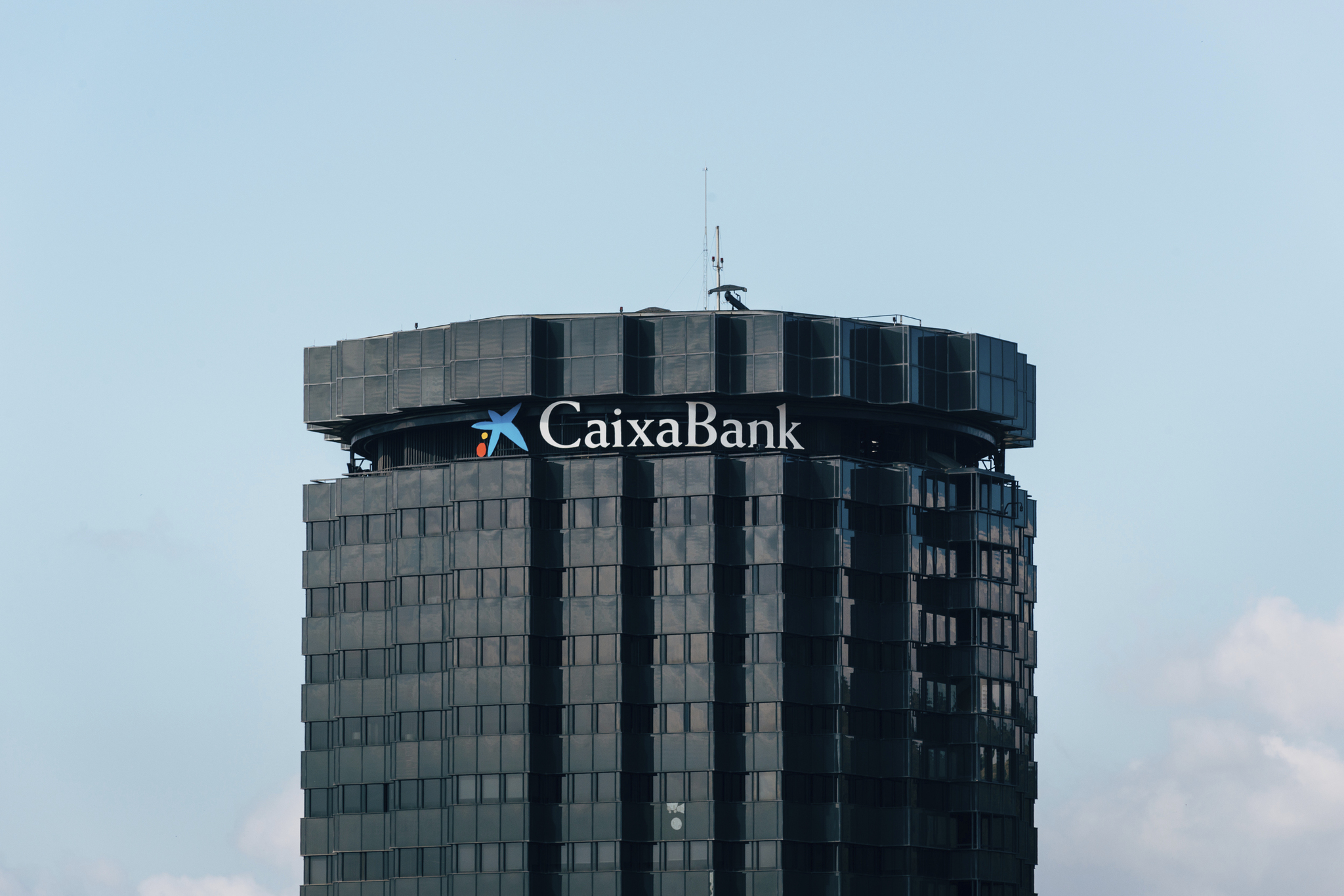 CaixaBank enfila por primera vez los 100.000 millones de valor en Bolsa Su fuerte escalada dispara a 16.800 millones de euros la valoración del paquete accionarial del 18 del capital en manos del Estado y heredado de Bankia. CaixaBank cotiza a múltiplos similares a los de JPMorgan, el mayor banco de Wall Street. Leer