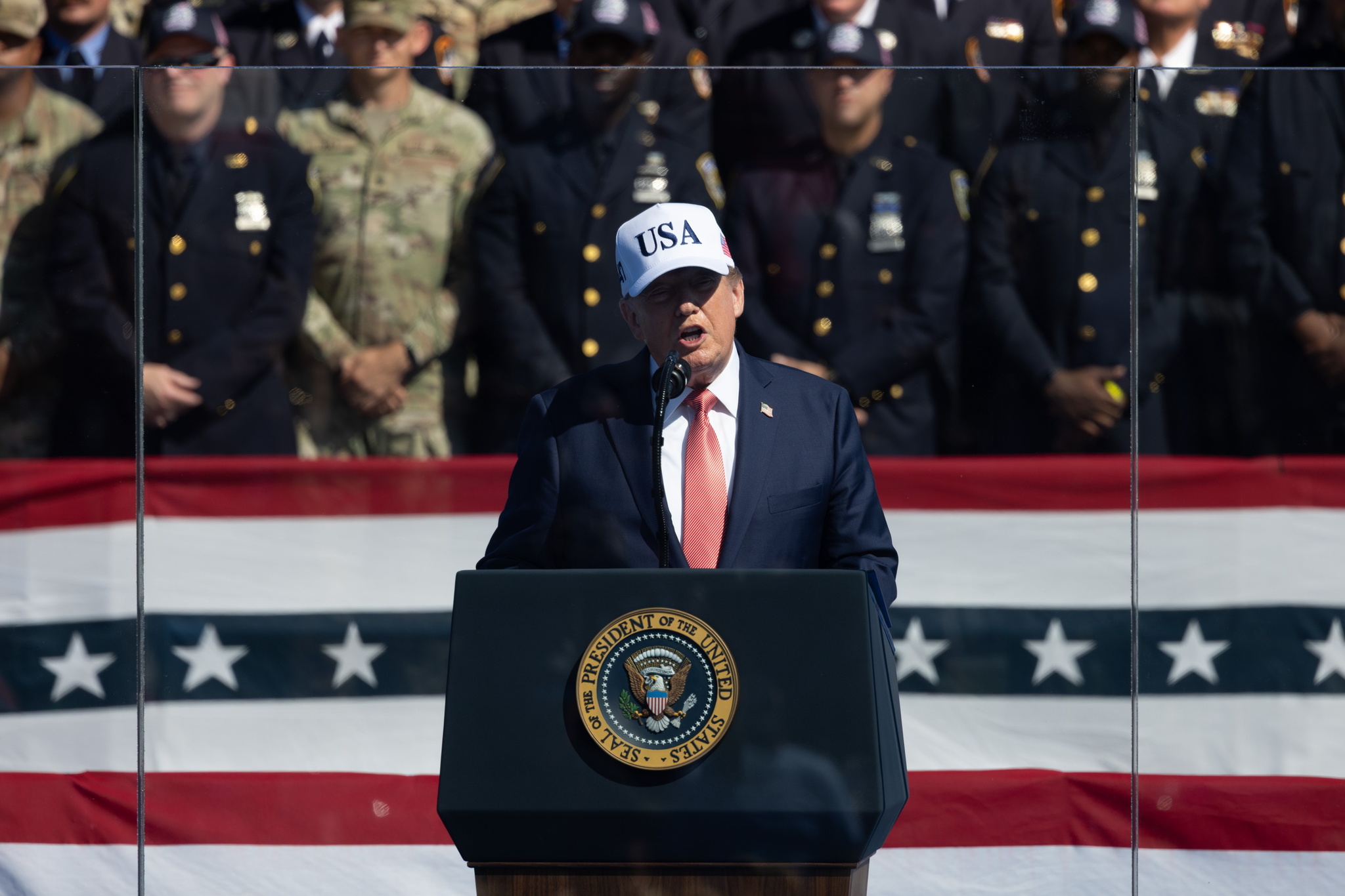 Trump amenaza con excluir los productos canadienses de las compras estatales de EEUU El presidente de Estados Unidos, Donald Trump, anunció este martes que su Gobierno excluirá los productos de origen canadiense de determinados programas de compras del Ejecutivo estadounidense si Canadá no ofrece lo que considera una reciprocidad plena y justa para las empresas y agricultores estadounidenses. Leer