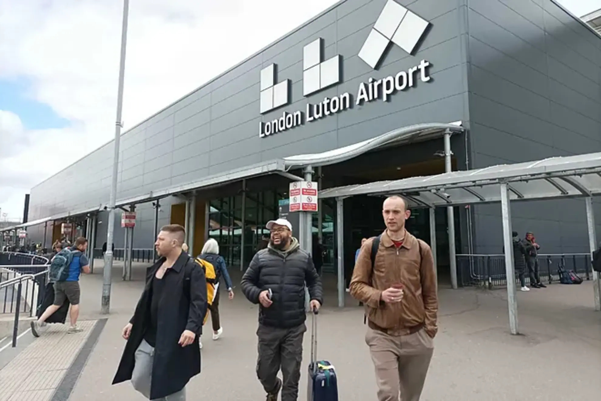 Luton desoye a Aena y licitará la ampliación en 2027 por unos 4.200 millones