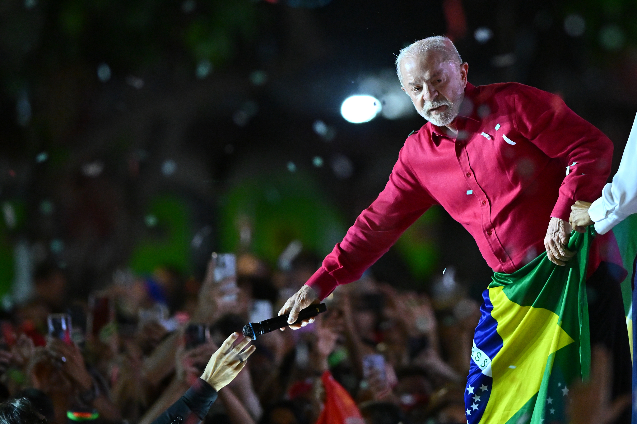 Flávio Bolsonaro recorta distancias con 'Lula', según un nuevo sondeo
