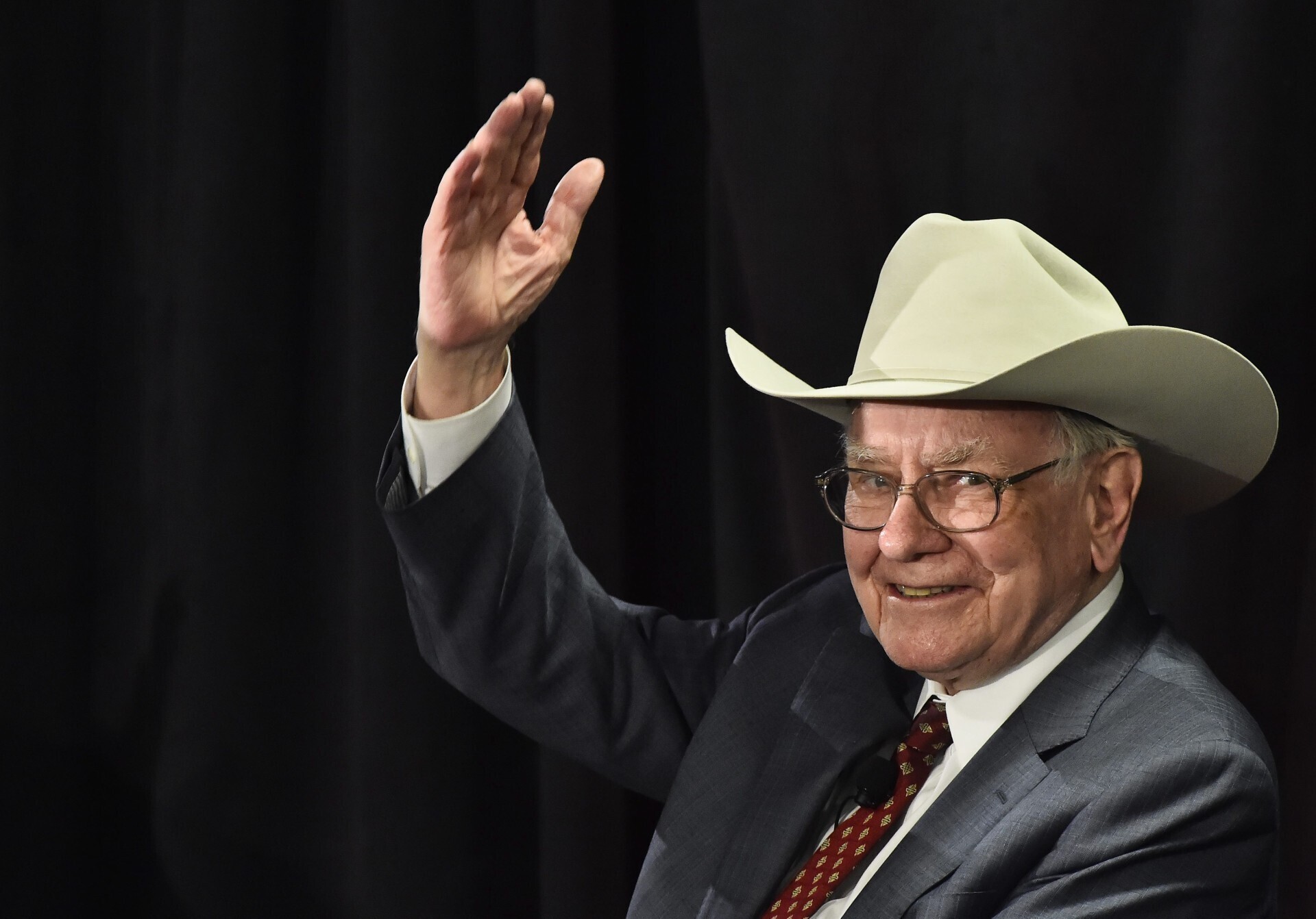 Buffett deja la presidencia de Berkshire Hathaway, que asume su hijo Howard