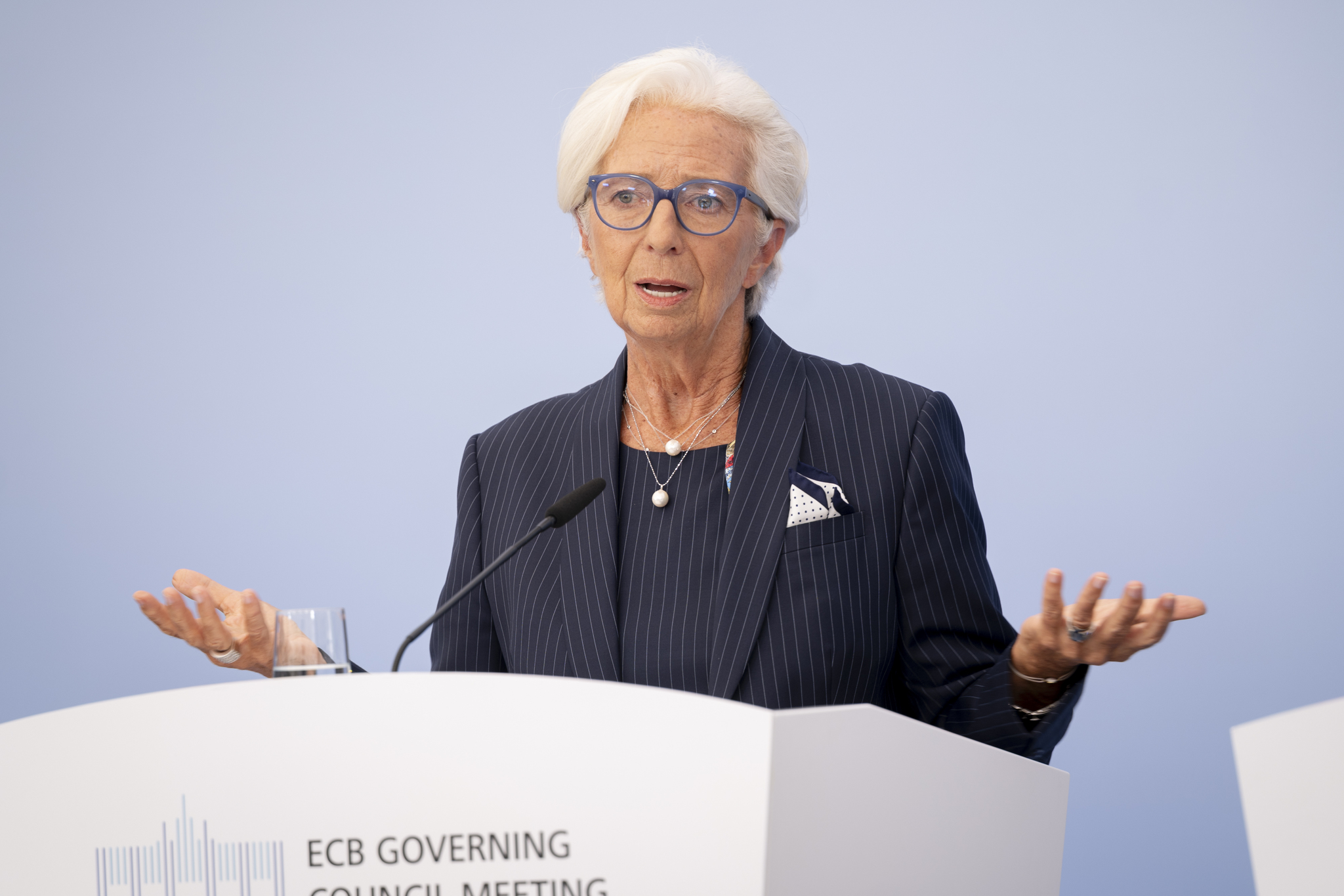 Lagarde deja abierta su salida anticipada del BCE: "Ya veremos" "Me voy en 2027", respondió Lagarde a la cuestión de una hipotética salida anticipada y ante los rumores que circulan en los medios desde hace varios meses. Leer