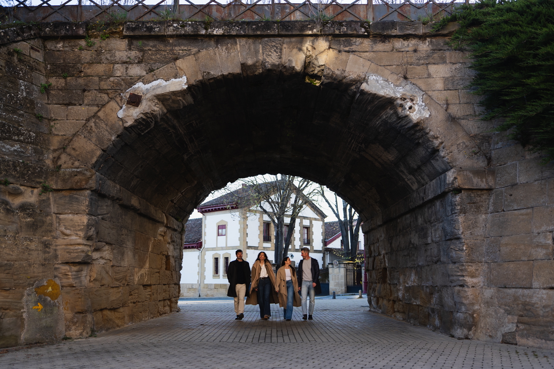 El Barrio de la Estación de Haro: un destino más allá del vino Las seis bodegas riojanas que conforman la Asociación del Barrio de la Estación han impulsado una campaña que promueve la nueva etapa del colectivo. "Tu Mundo es El Barrio", reivindica la singularidad de un enclave único en el mundo, con la vocación de convertirse en un destino internacional de experiencias premium durante todo el año. Leer