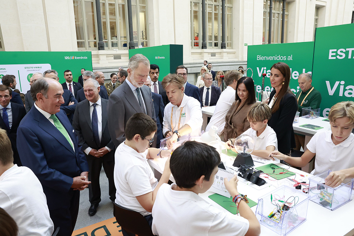 El Rey inaugura la exposición sobre la evolución tecnológica y el futuro de la electricidad