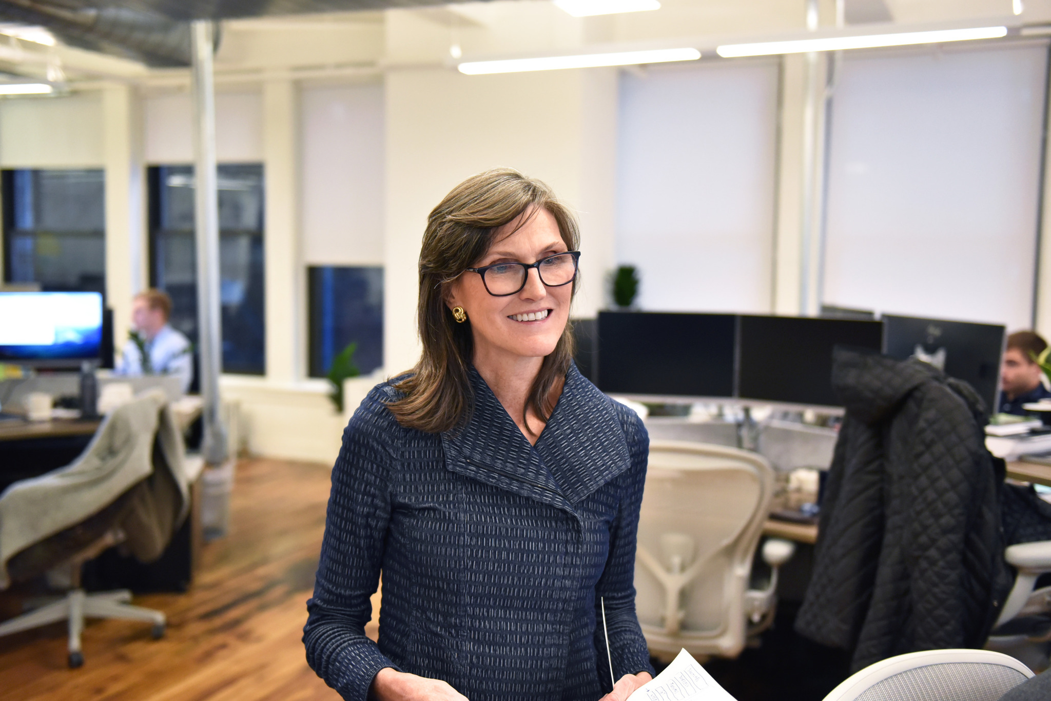 Cathie Wood aconseja a los inversores más Bolsa y bitcoin y menos bonos