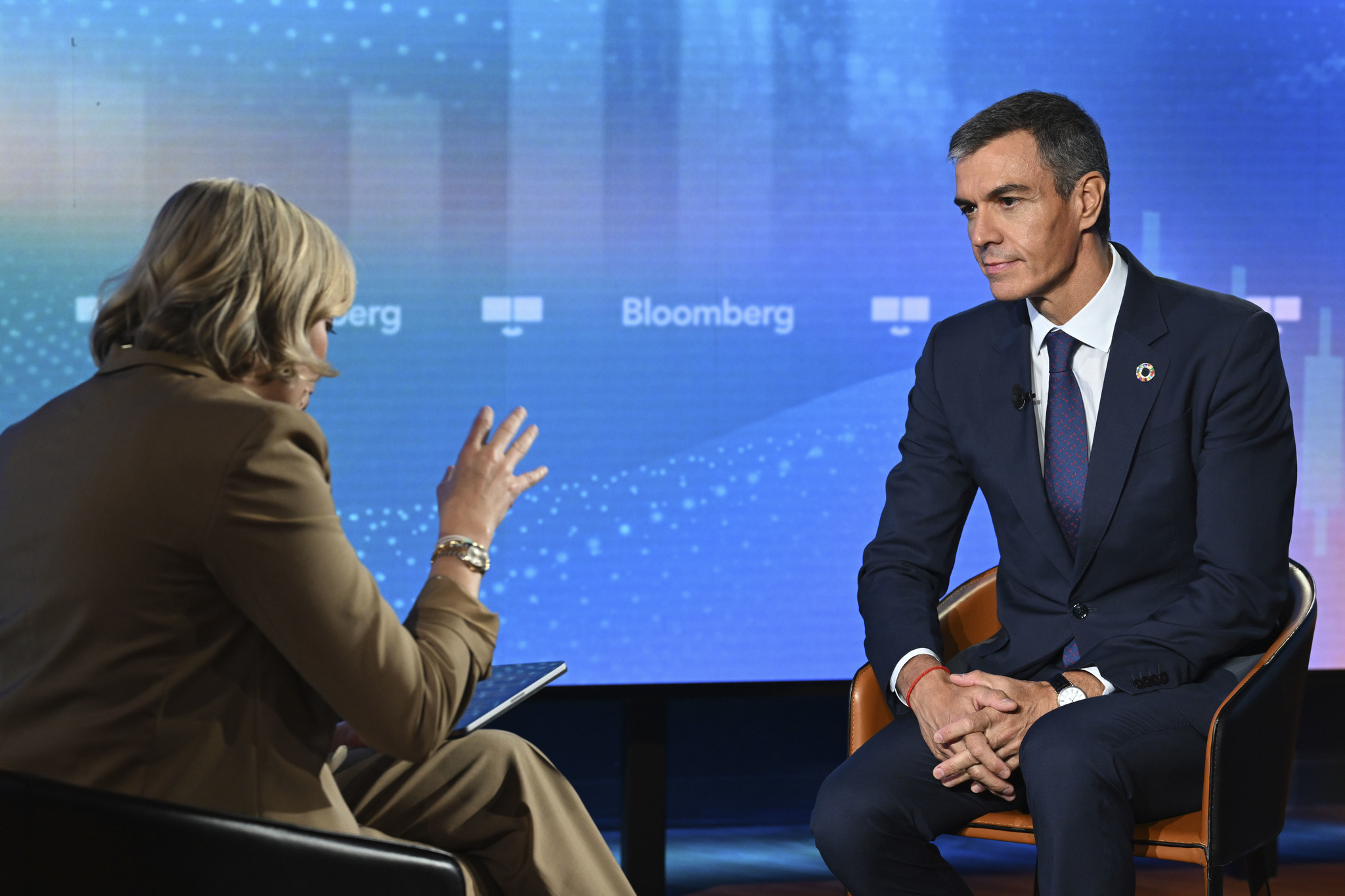 Sánchez oficializa su apoyo a De Cos en la carrera por presidir el BCE