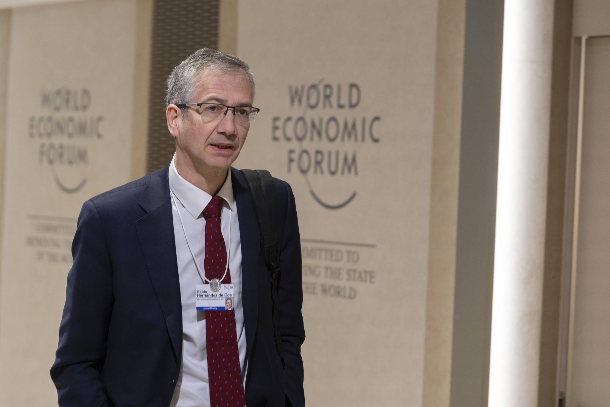 Sánchez oficializa su apoyo a De Cos en la carrera por presidir el BCE