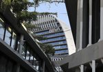 BBVA rompe su techo de financiación y se acerca más que nunca a Santander