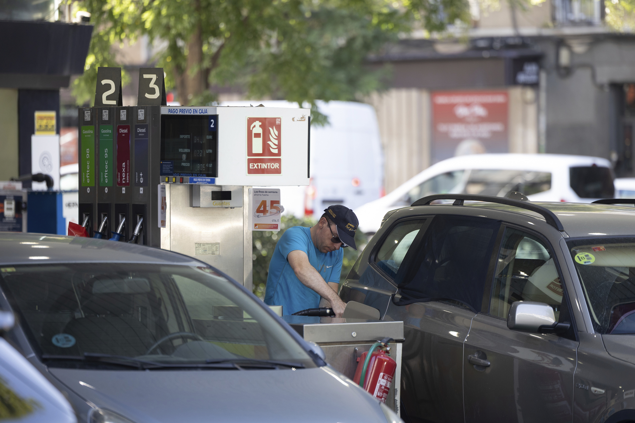 Los combustibles, en máximos anuales, redoblan la presión al Gobierno por las ayudas