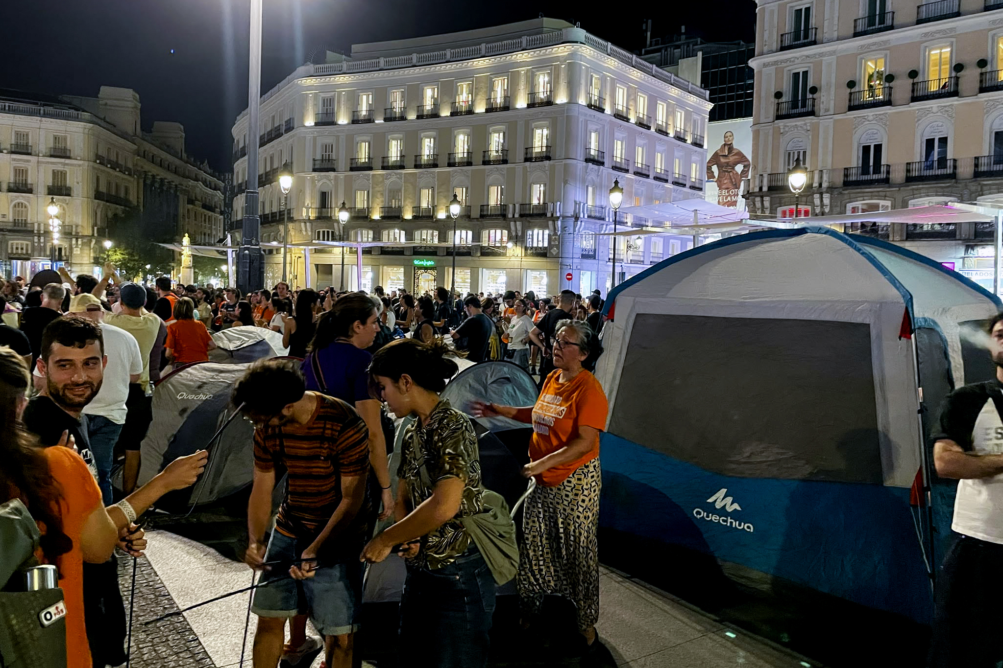 Cientos de personas acampan en Sol por la vivienda: "O cae el rentismo, o cae el Gobierno"