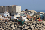 Desalojan en Ceuta a centenares de migrantes de la playa Benítez hacia el centro del Tarajal