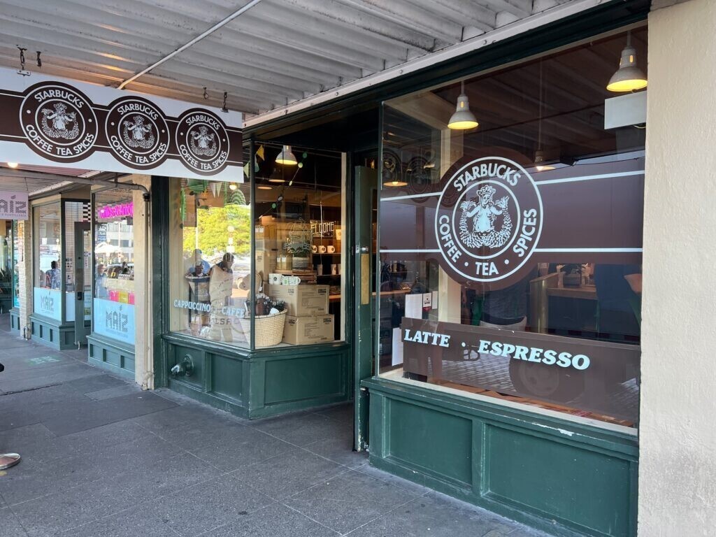Starbucks da marcha atrás en sus objetivos medioambientales dentro de un programa de recortes de costes