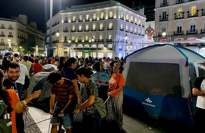 El BOE publica el decreto de vivienda que prohíbe los desahucios, la compra especulativa, limita la subida de las rentas y regula el alquiler de temporada