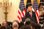 La economía da un respiro a Trump a un mes de las elecciones 'midterms'