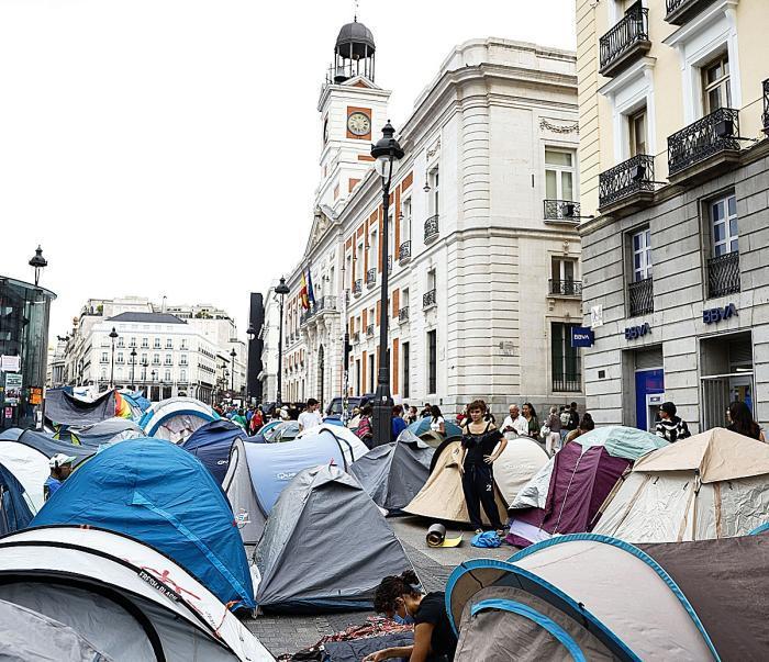 El Gobierno, acorralado por las acampadas de Ceuta y la Puerta del Sol En La Moncloa siguen pensando que la crisis de la vivienda les puede servir para hacer olvidar la dramática situación de Ceuta, dos meses después de la invasión de finales de julio. Leer