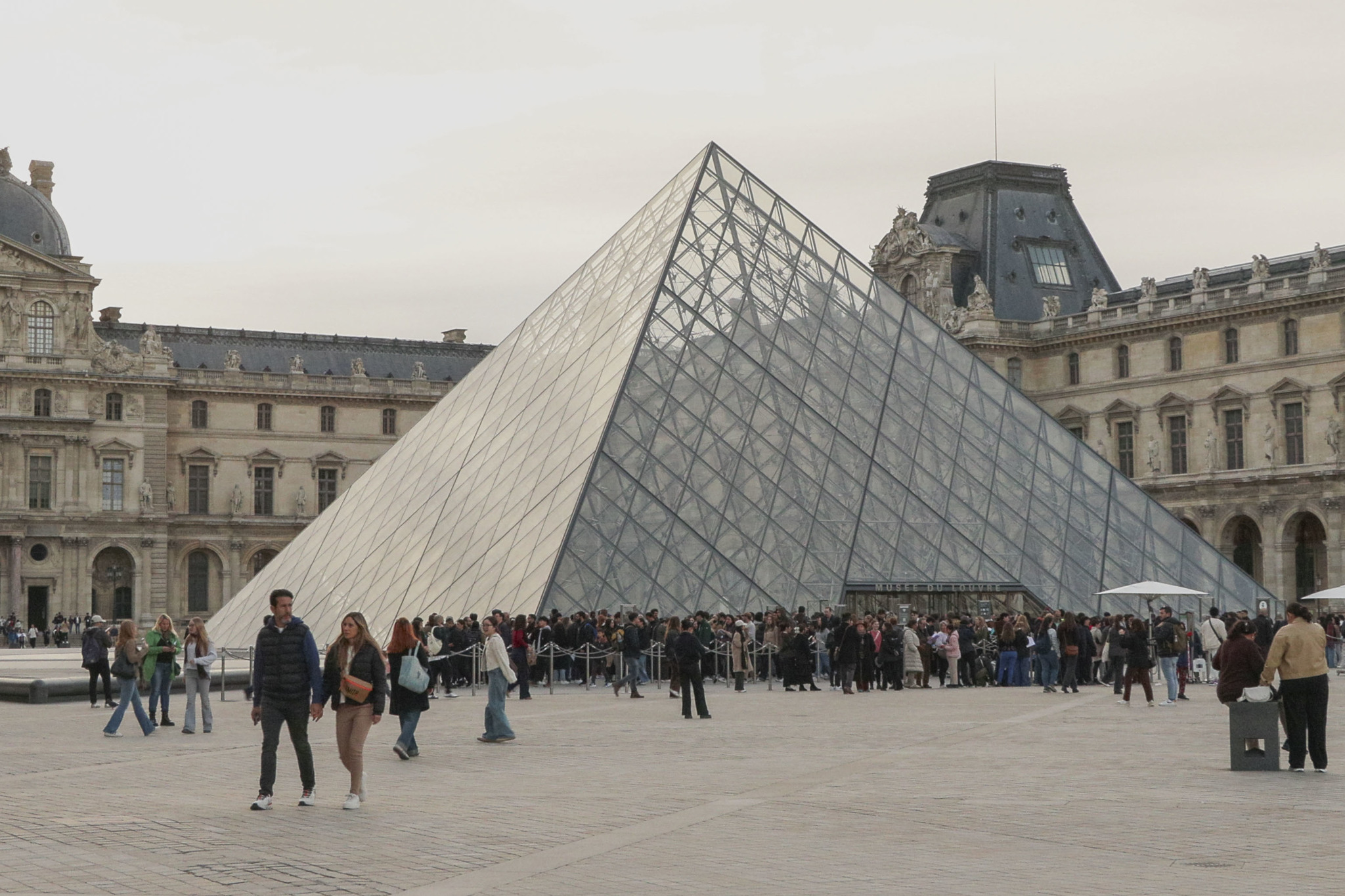 El director del Louvre promete una "cultura de seguridad" tras el robo