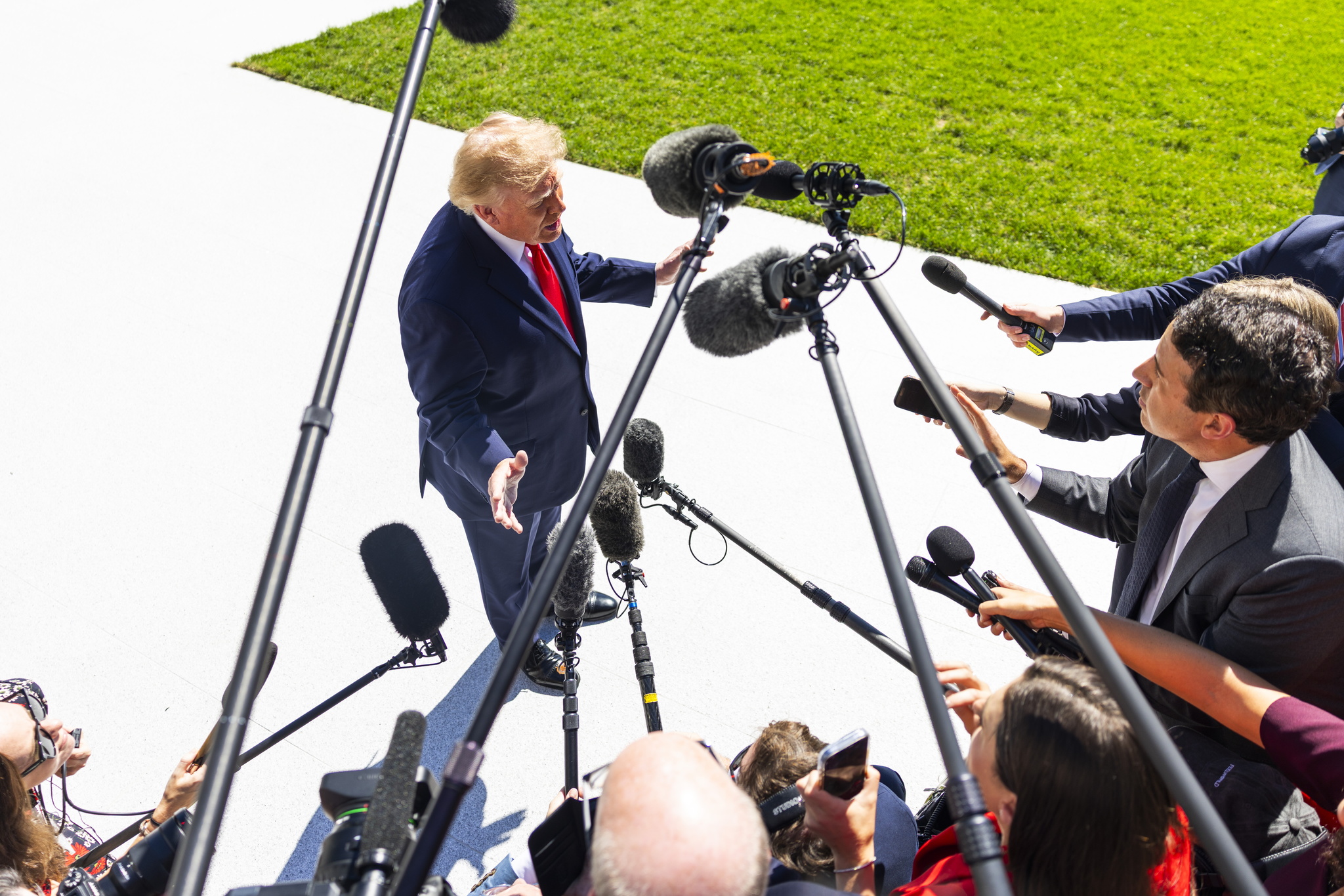 La mayoría de estadounidenses culpa a Trump de los precios altos