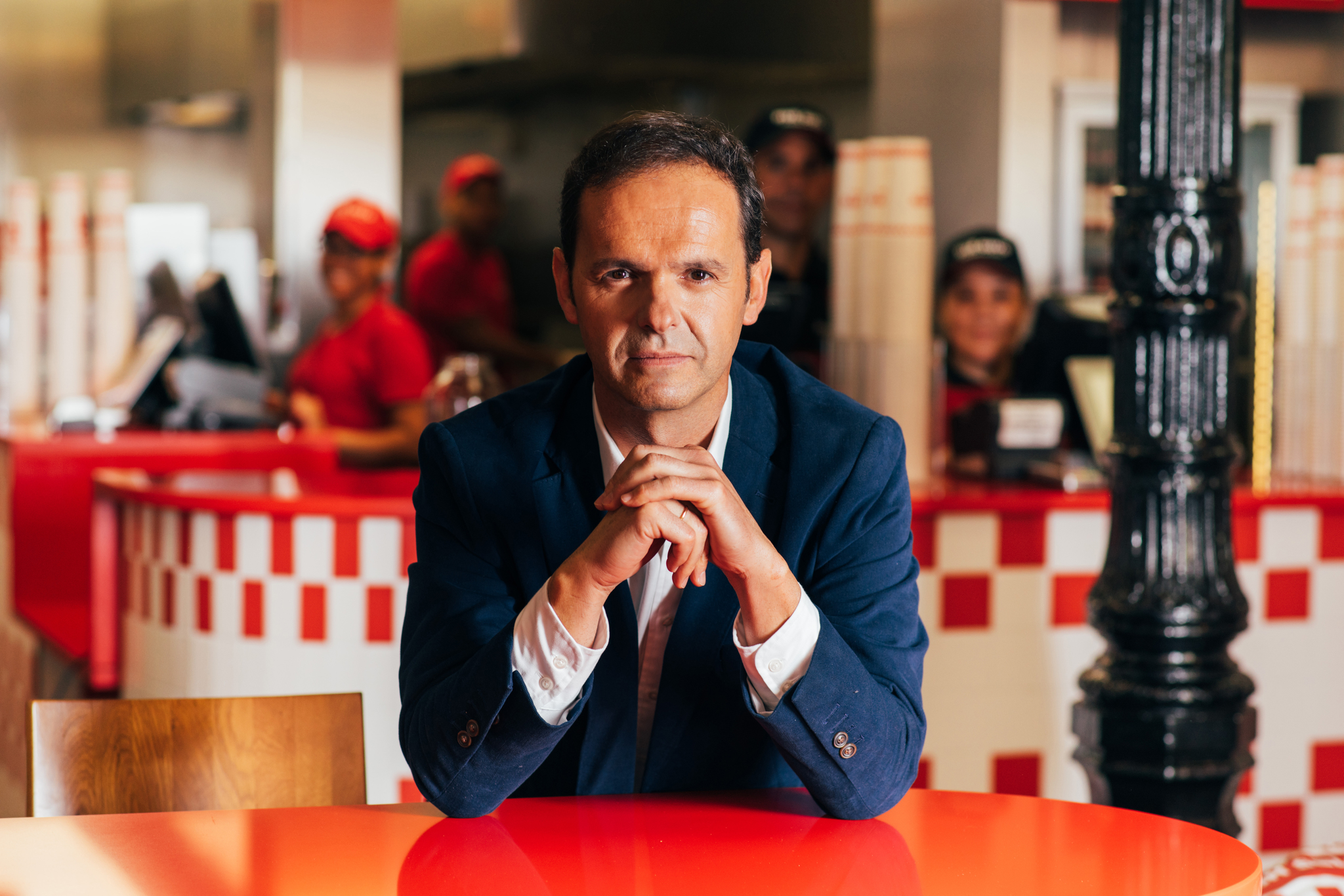 Five Guys acelera sus aperturas en España con ocho locales al año La compañía, que alcanzará las 50 tiendas en el país en 2027, crecerá a doble dígito este año. Leer