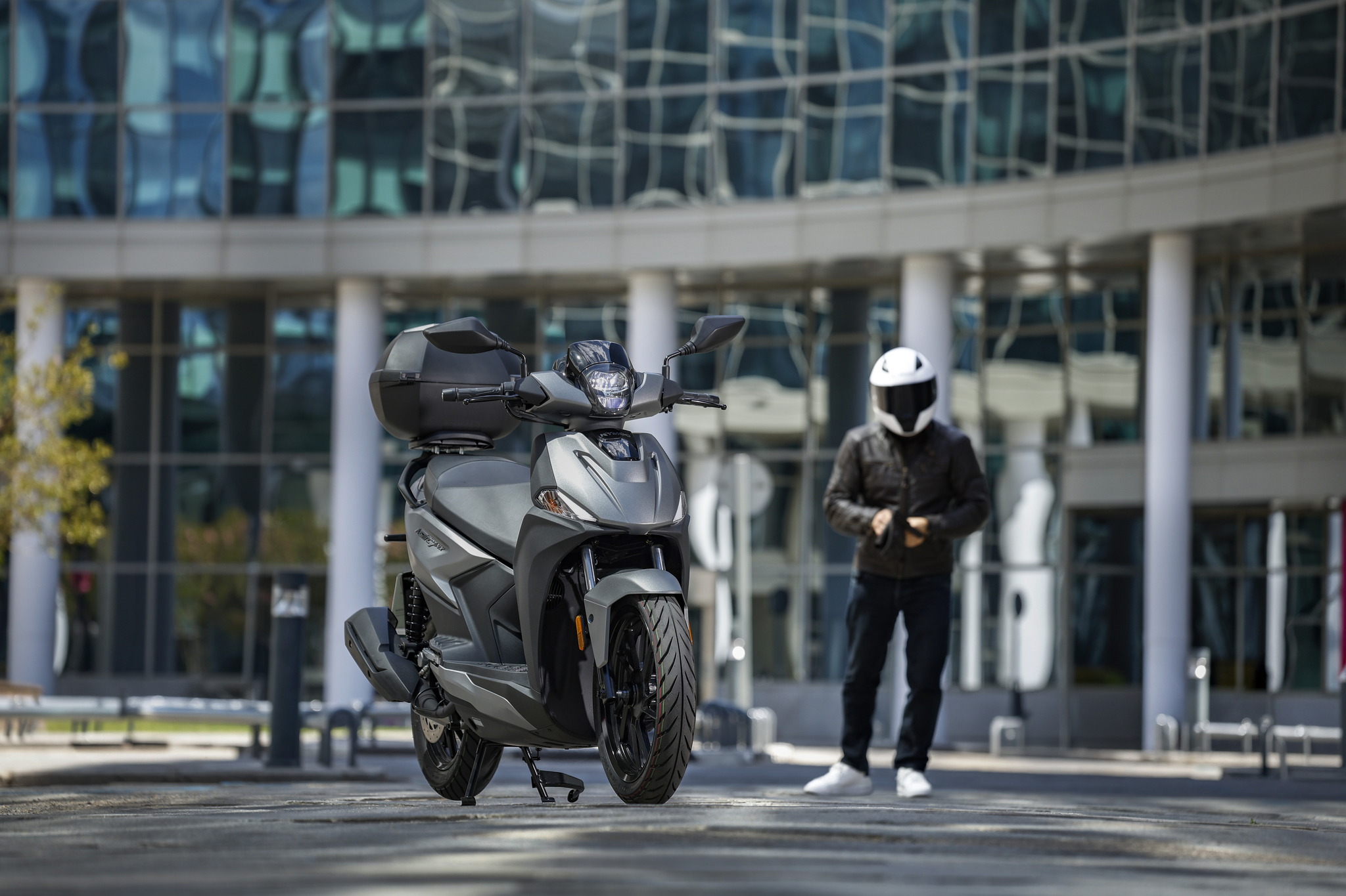 ¿Quién manda en los escúteres de rueda alta? Hubo un tiempo en que hablar de escúter urbano en España era hacerlo de una rueda delantera de 16 pulgadas. La Honda Scoopy (la familia SH) convirtió esta configuración en una referencia, especialmente en Cataluña, y modelos como el Agility City de Kymco ayudaron después a extenderla por todo el país. La receta tenía una razón de ser: una rueda grande supera mejor baches, juntas, adoquines, asfaltos deteriorados y transmite una pisada más firme y estable, sobre todo en las curvas. El mercado fue derivando después hacia modelos más compactos, con ruedas de 13 y 14 pulgadas que ofrecen otras ventajas para la ciudad: menor tamaño, más facilidad para maniobrar entre coches y, generalmente, precios más contenidos. Son precisamente los que dominan hoy las matriculaciones. Leer