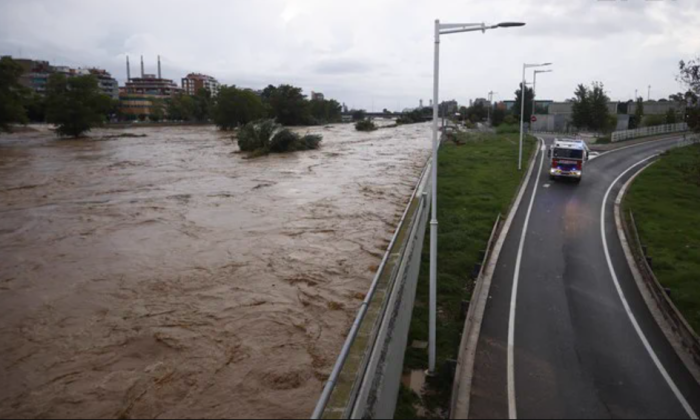 El temporal de Cataluña deja dos víctimas mortales El episodio excepcional de lluvias torrenciales que afecta a Cataluña ha provocado, de momento, la muerte de dos personas, una en Tordera y otra en Montornès del Vallès, en Barcelona, mientras que los bomberos de la Generalitat buscan a una persona desaparecida en la riera de Pineda. Leer