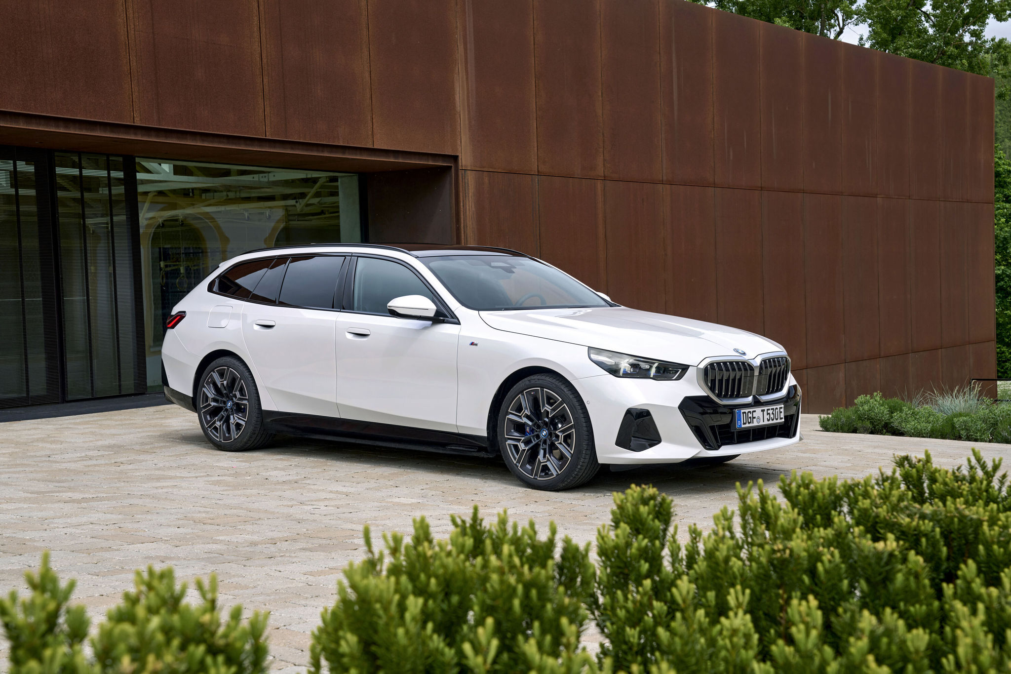 Mientras la competencia aplica recortes en Alemania, BMW redobla su apuesta