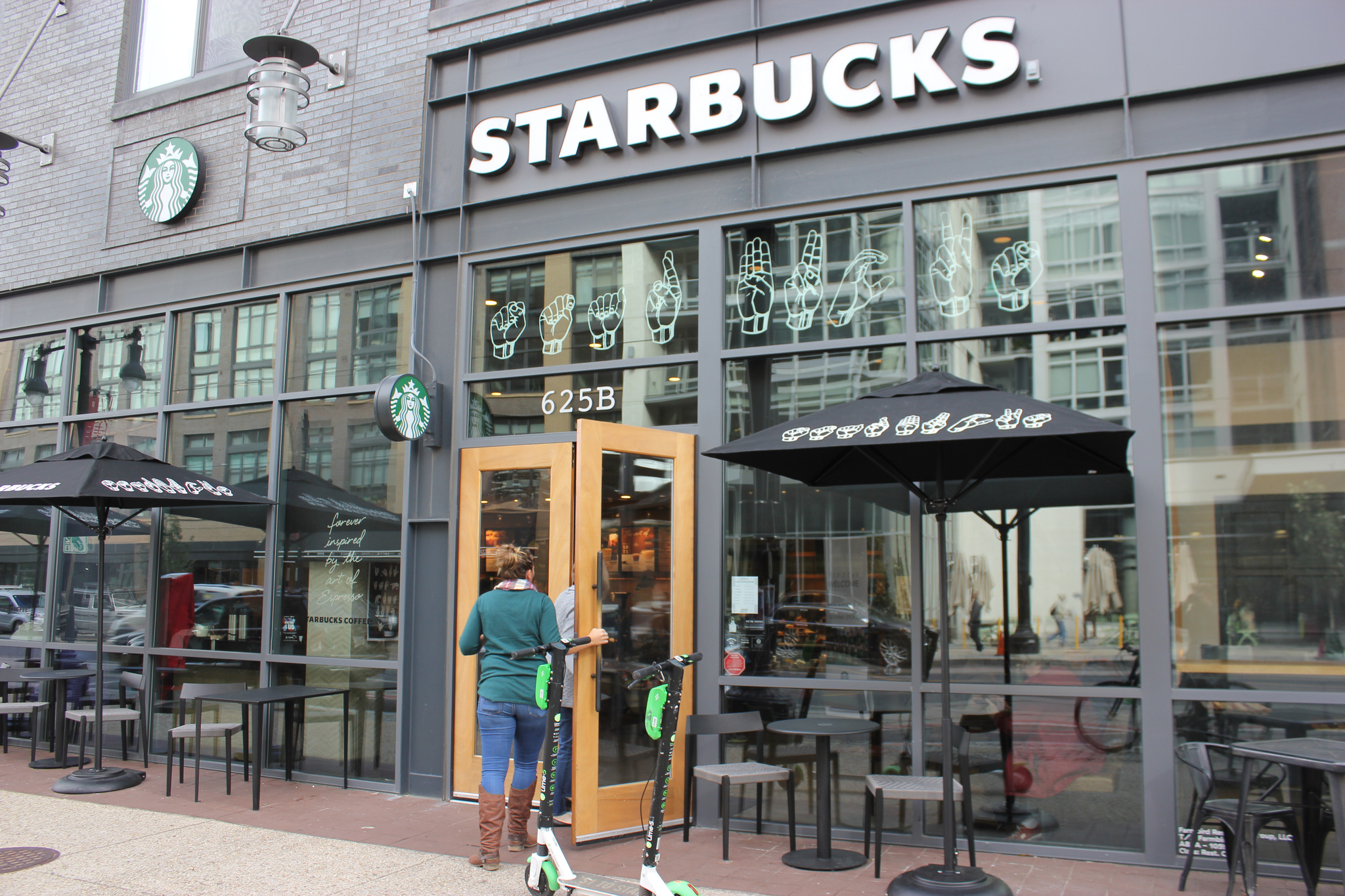 Starbucks ha estudiado comprar la cadena de comida mexicana Chipotle