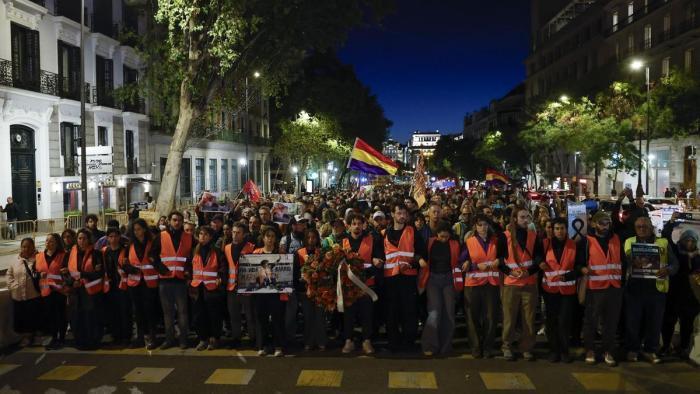 Miles de personas marchan en Madrid hasta la casa de Maricarmen para rendirle homenaje