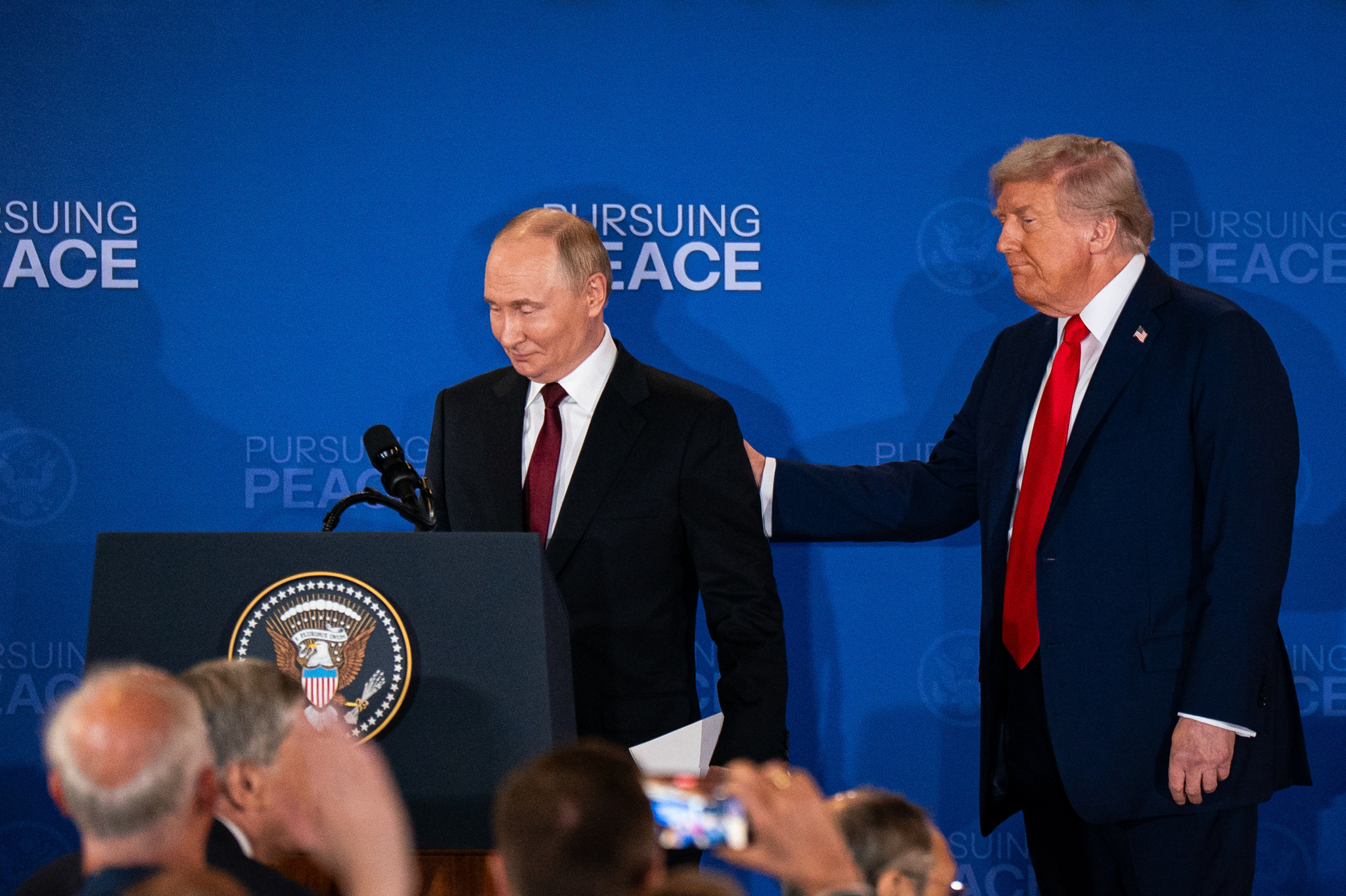 Trump dice que Rusia suministrará diésel al mercado mundial tras hablar con Putin