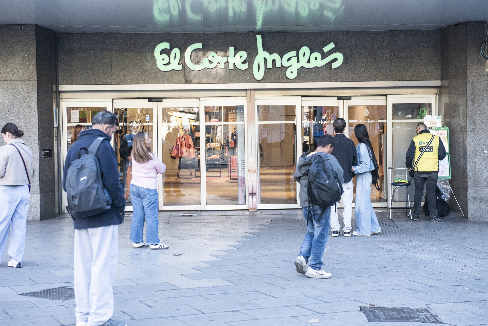 Valorian propone subir un 18% los sueldos en El Corte Inglés, Ikea o Fnac