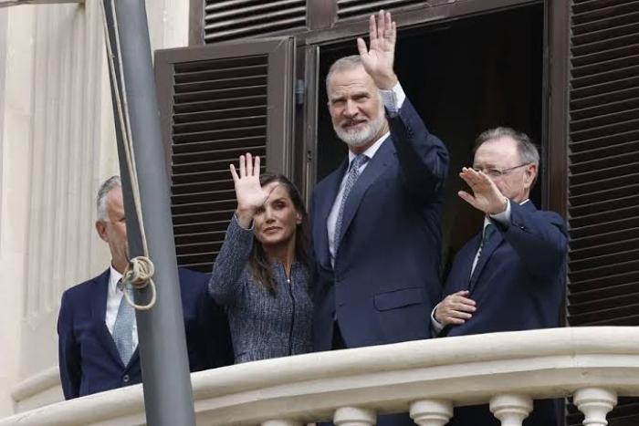 Ceuta i el Rei, enfront de l'home del sac