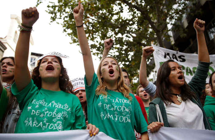 L'educació pública de Madrid comença avui una vaga indefinida i els metges anuncien aturs des d'octubre amb una vaga al desembre