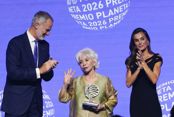 Isabel Allende gana el Planeta dando "cierre" al universo de 'La casa de los espíritus' La escritora chilena Isabel Allende ha ganado este jueves noche la edición número 75 del premio Planeta de novela, dotado de un millón de euros, con la obra 'La hora antes del alba', que sigue la trama de 'La casa de los espíritus' tomando como protagonista a la nieta de Clara, Alba. Leer