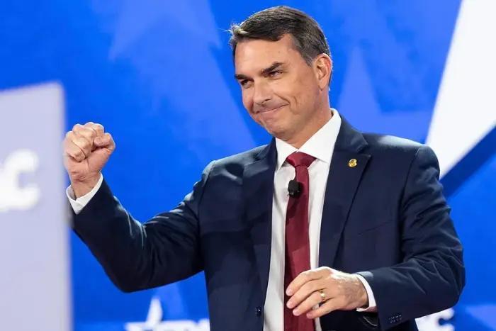 Flávio Bolsonaro, heredero de una dinastía política brasileña que ahora aspira a la victoria
