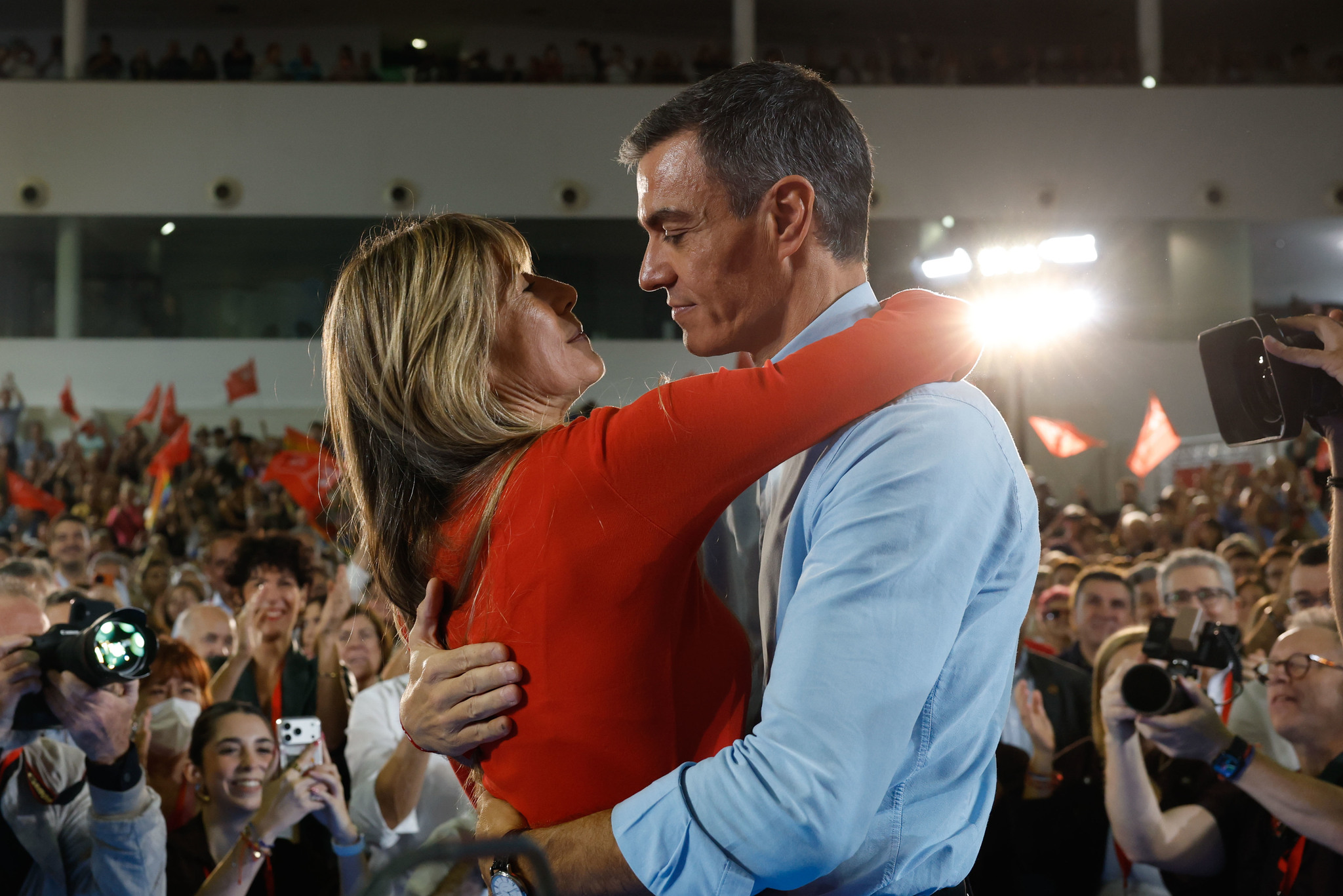Pedro Sánchez llama a la movilización en un mitin convertido en una declaración de amor a su mujer