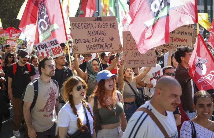 Portugal vive una jornada de protestas sindicales contra la carestía de la vida Varias decenas de tiendas de campaña fueron instaladas este sábado por jóvenes portugueses en la céntrica plaza del Rossio de Lisboa para protestar contra la crisis de la vivienda y reclamar una huelga general en Portugal, siguiendo el ejemplo de las movilizaciones juveniles desarrolladas en otros países europeos como España y Francia. Leer