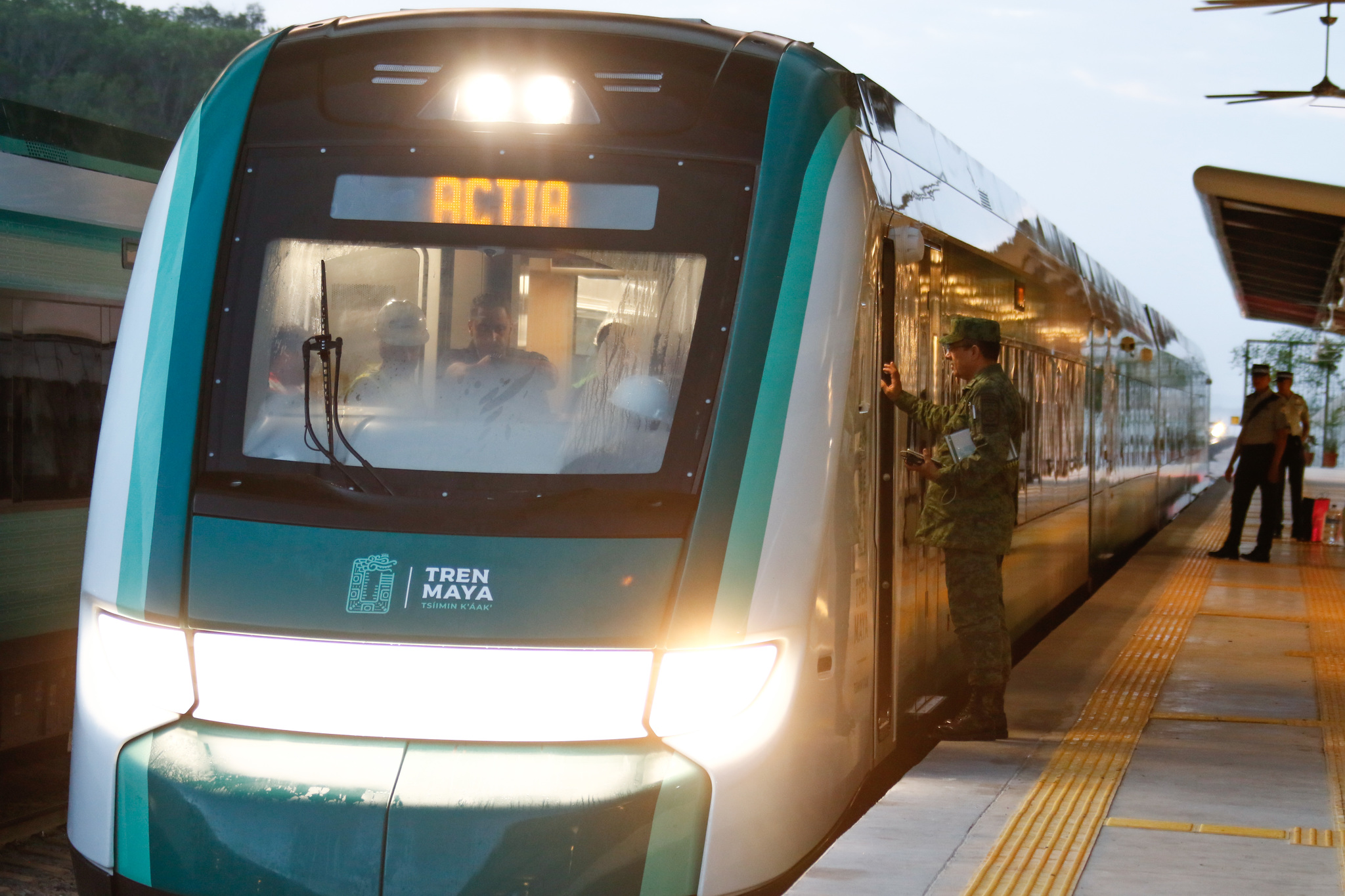 OHLA, Azvi y Rubau pujan por el tren de Querétaro