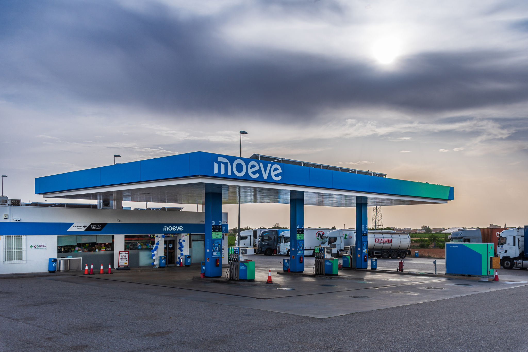 Moeve y Naturgy abren una guerra de precios con Repsol e Iberdrola